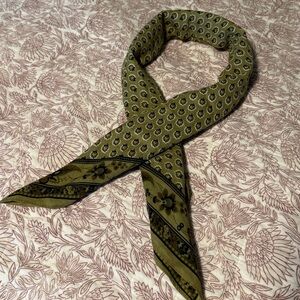 Oversized 100% cotton bandana scarf in green hue